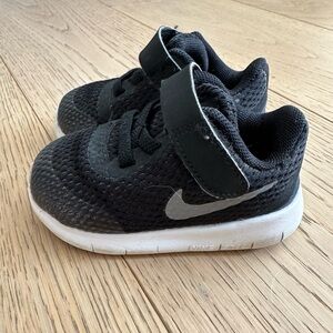 Baby Nike Runners sz.4